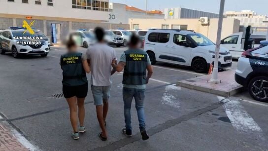 Un joven de 19 a&ntilde;os roba y apu&ntilde;ala a una anciana en Torrevieja 