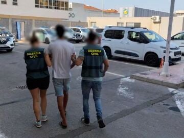 Un joven de 19 años roba y apuñala a una anciana en Torrevieja 