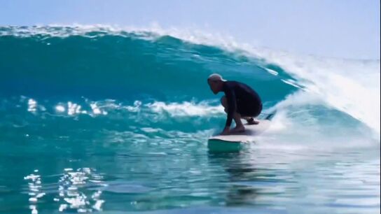El pr&iacute;ncipe Harry surfea