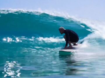 El príncipe Harry surfea