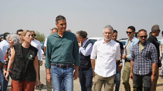 Imagen de archivo de Pedro S&aacute;nchez y Grande-Marlaska en una visita en Extremadura por el incendio de Jarilla