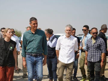 Imagen de archivo de Pedro Sánchez y Grande-Marlaska en una visita en Extremadura por el incendio de Jarilla