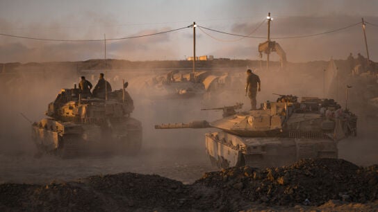 Soldados de las FDI preparan tanques el 18 de agosto de 2025 cerca de las fronteras del norte de la Franja de Gaza, Israel.