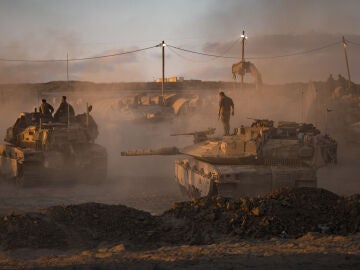 Soldados de las FDI preparan tanques el 18 de agosto de 2025 cerca de las fronteras del norte de la Franja de Gaza, Israel.