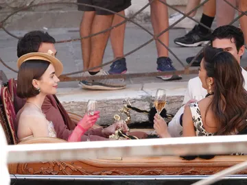 Lily Collins, con sus compañeros Eugenio Franceschini, Mindy Chen o Paul Forman Lily Collins, con sus compañeros Eugenio Franceschini, Mindy Chen o Paul Forman