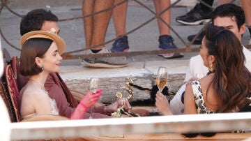 Lily Collins, con sus compañeros Eugenio Franceschini, Mindy Chen o Paul Forman
