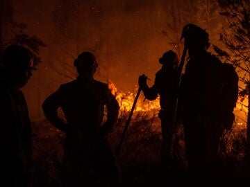 Bomberos frente a un incendio