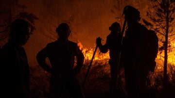 Bomberos frente a un incendio