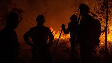 Bomberos frente a un incendio Bomberos frente a un incendio