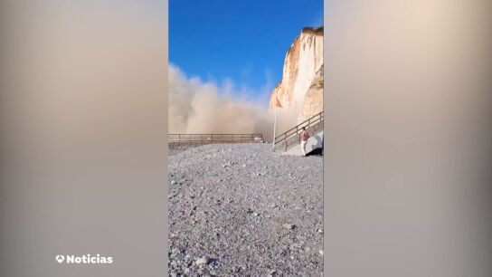 Impactantes im&aacute;genes: Una acantilado se derrumba en una playa de Normand&iacute;a (Francia)
