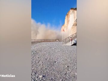 Impactantes imágenes: Una acantilado se derrumba en una playa de Normandía (Francia)