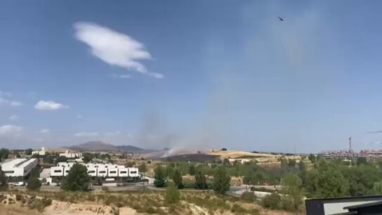Efectivos tratan de extinguir un nuevo incendio en Tres Cantos