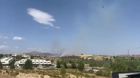 Efectivos tratan de extinguir un nuevo incendio en Tres Cantos Efectivos tratan de extinguir un nuevo incendio en Tres Cantos