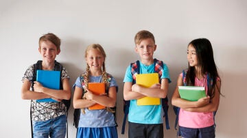 Niños y niños preparados para el colegio