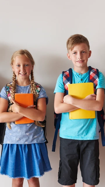 Niños y niños preparados para el colegio Niños y niños preparados para el colegio