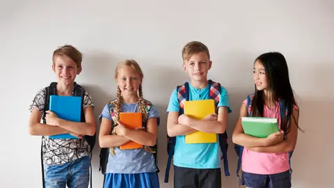 Niños y niños preparados para el colegio Niños y niños preparados para el colegio