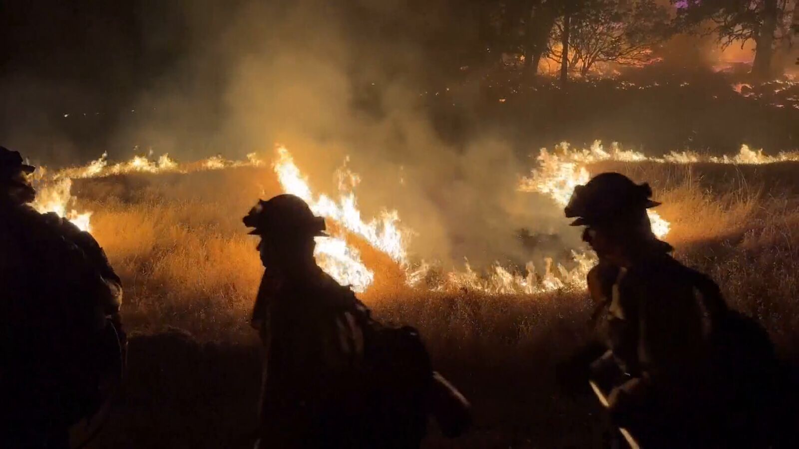 Los incendios se ceban también con California: miles de bomberos, cientos de evacuados y fuego que avanza sin control