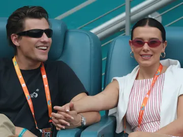 Millie Bobby Brown de la mano de su marido Jake Bongiovi Millie Bobby Brown de la mano de su marido Jake Bongiovi