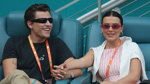 Millie Bobby Brown de la mano de su marido Jake Bongiovi Millie Bobby Brown de la mano de su marido Jake Bongiovi
