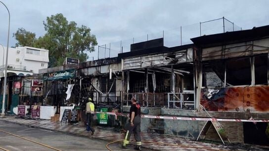  Investigan el origen del incendio que afect&oacute; a siete locales comerciales de Torremolinos