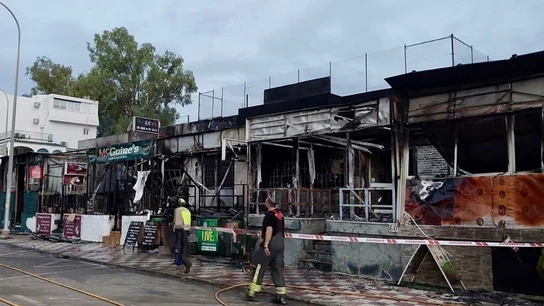 Investigan el origen del incendio que afectó a siete locales comerciales de Torremolinos Investigan el origen del incendio que afectó a siete locales comerciales de Torremolinos