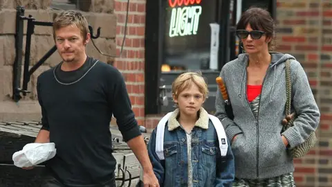 Norman Reedus, Helena Christensen y su hijo Mingus Reedus Norman Reedus, Helena Christensen y su hijo Mingus Reedus