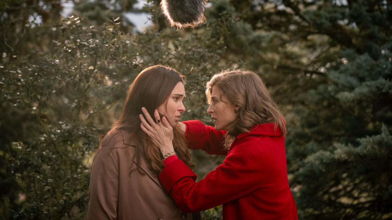 Ella sabe que es la última noche juntas Ella sabe que es la última noche juntas