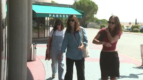 Susana Abaitua, Victoria Luengo y Silvia Alonso llegando al tanatorio tras la muerte de Verónica Echegui Susana Abaitua, Victoria Luengo y Silvia Alonso llegando al tanatorio tras la muerte de Verónica Echegui