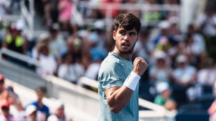Carlos Alcaraz celebra un punto ante Rublev en Cincinnati