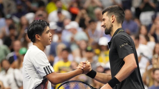 Novak Djokovic saluda a Learner Tien tras su victoria en la primera ronda del US Open
