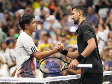 Novak Djokovic saluda a Learner Tien tras su victoria en la primera ronda del US Open