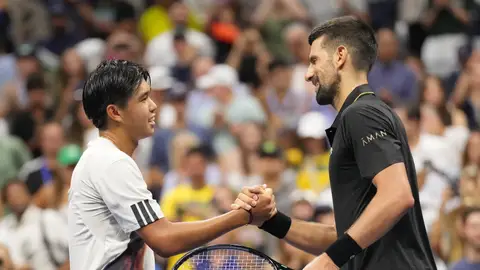 Novak Djokovic saluda a Learner Tien tras su victoria en la primera ronda del US Open Novak Djokovic saluda a Learner Tien tras su victoria en la primera ronda del US Open