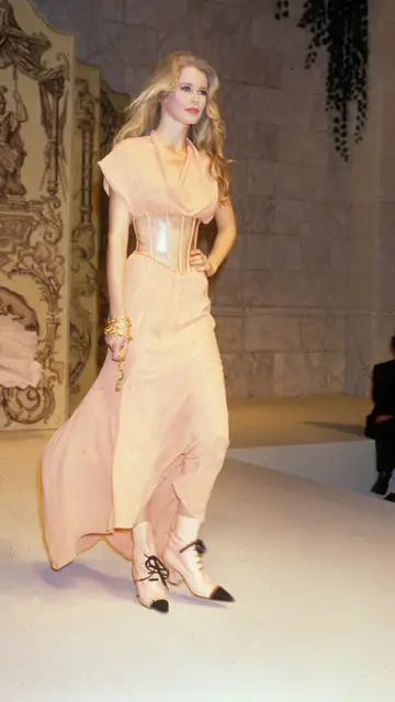 Claudia Schiffer desfilando Claudia Schiffer desfilando