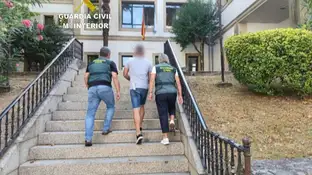 Imagen de la Guardia Civil de la detención del supuesto santero Imagen de la Guardia Civil de la detención del supuesto santero