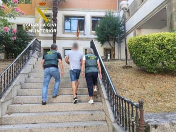 Imagen de la Guardia Civil de la detención del supuesto santero