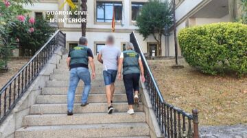 Imagen de la Guardia Civil de la detención del supuesto santero