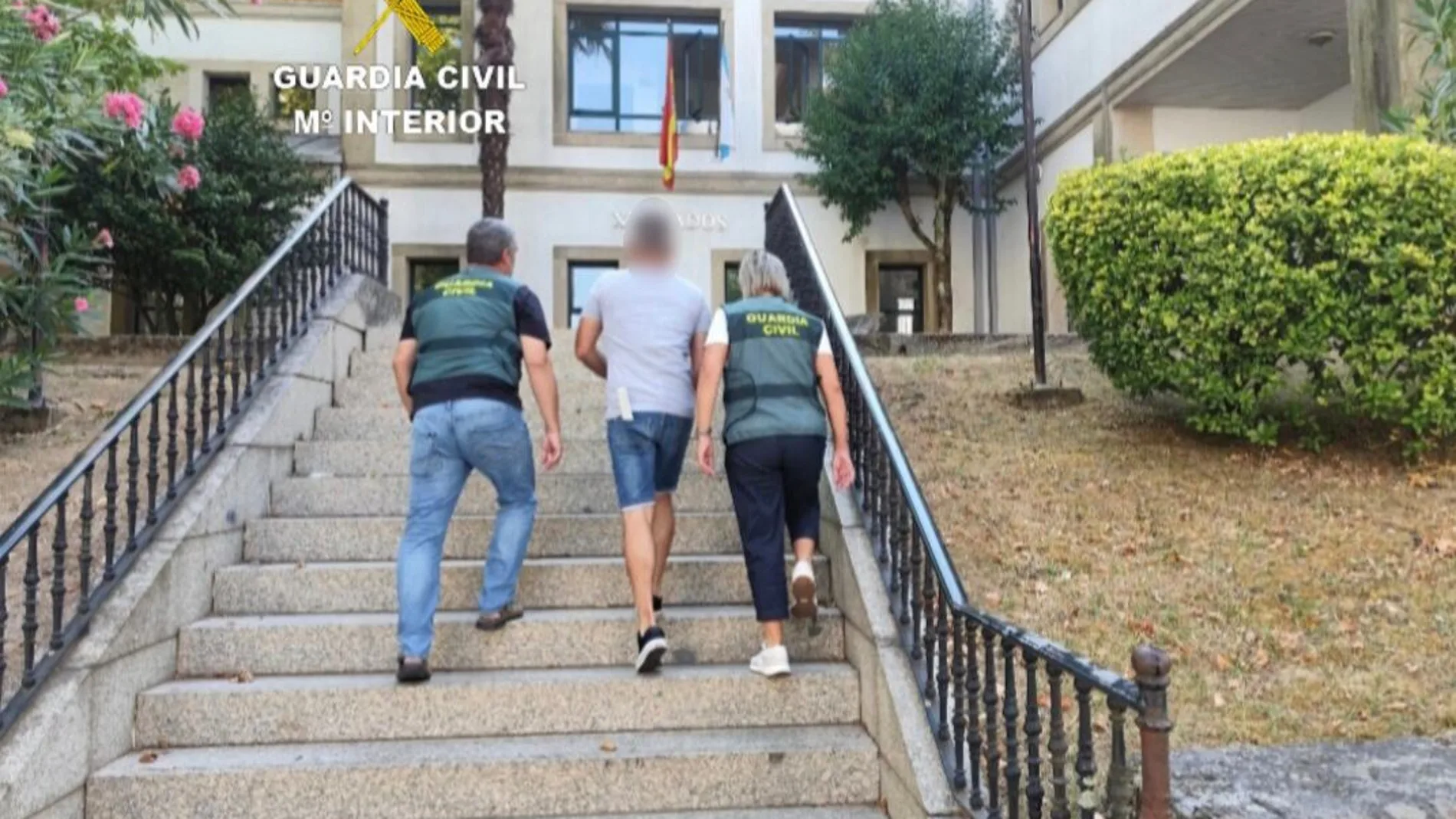 Imagen de la Guardia Civil de la detención del supuesto santero Imagen de la Guardia Civil de la detención del supuesto santero