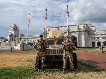 Miembros de la Guardia Nacional son vistos en Union Station el 24 de agosto de 2025, en Washington D. C., Estados Unidos.