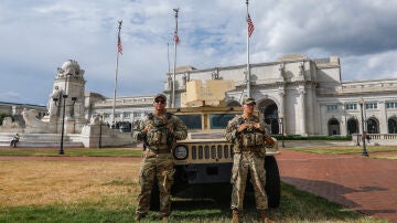 Miembros de la Guardia Nacional son vistos en Union Station el 24 de agosto de 2025, en Washington D. C., Estados Unidos.