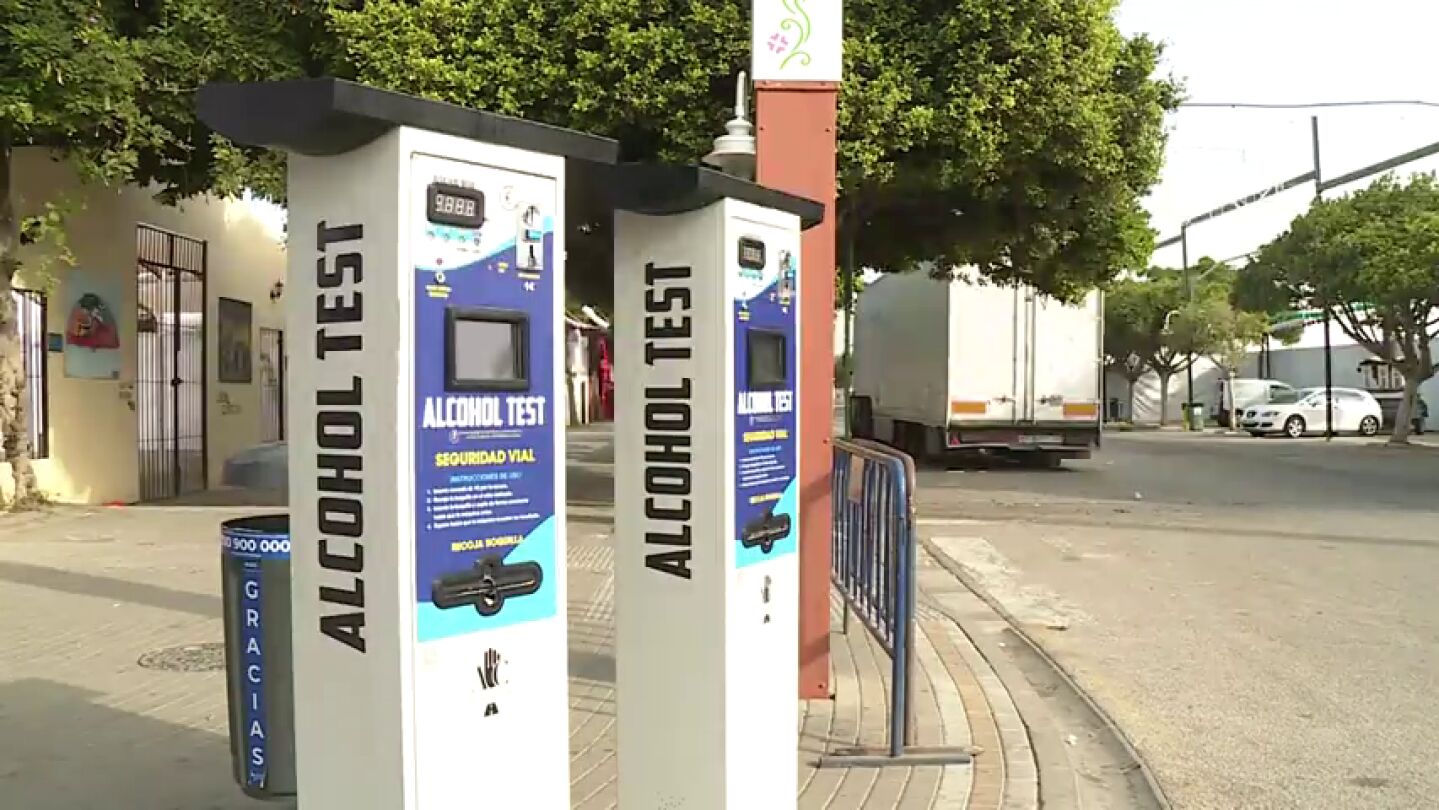 Cientos de j&oacute;venes hacen cola en la Feria de M&aacute;laga frente a un alcohol&iacute;metro para ver qui&eacute;n hab&iacute;a bebido m&aacute;s