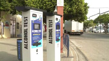 Cientos de jóvenes hacen cola en la Feria de Málaga frente a un alcoholímetro para ver quién había bebido más