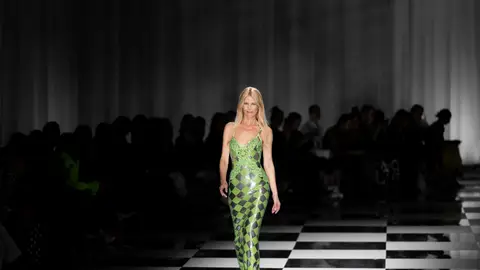 Claudia Schiffer en la Fashion Week de Milan Claudia Schiffer en la Fashion Week de Milan