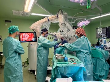 El Hospital Doctor Balmis incorpora un nuevo modelo de microscopio quirúrgico robótico pionero en España para cirugía craneal
