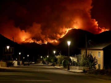 Vista del incendio que permanece activo este domingo en Casaio, Carballeda de Valdeorras (Ourense)