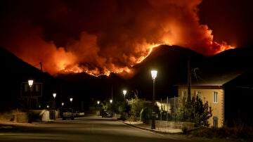 Vista del incendio que permanece activo este domingo en Casaio, Carballeda de Valdeorras (Ourense)
