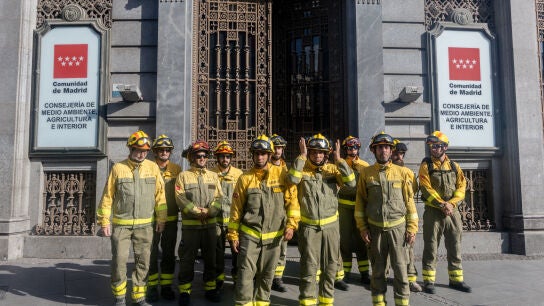 Varios bomberos forestales durante una rueda de prensa del comit&eacute; de empresa del servicio de Bomberos Forestales de la Comunidad, frente a la Conserjer&iacute;a de Medio Ambiente, Agricultura e Interior
