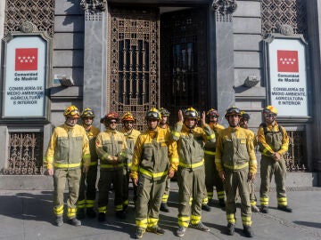 Varios bomberos forestales durante una rueda de prensa del comité de empresa del servicio de Bomberos Forestales de la Comunidad, frente a la Conserjería de Medio Ambiente, Agricultura e Interior
