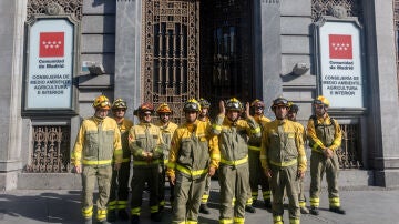 Varios bomberos forestales durante una rueda de prensa del comité de empresa del servicio de Bomberos Forestales de la Comunidad, frente a la Conserjería de Medio Ambiente, Agricultura e Interior