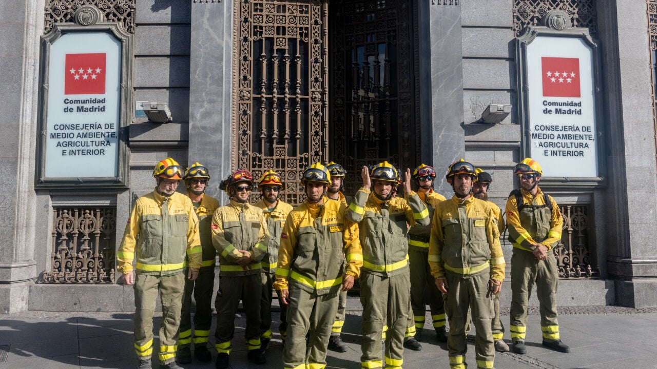 Los bomberos forestales de Madrid retoman la huelga indefinida en el ...
