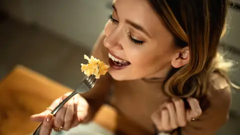 Una mujer disfrutando de la comida Una mujer disfrutando de la comida